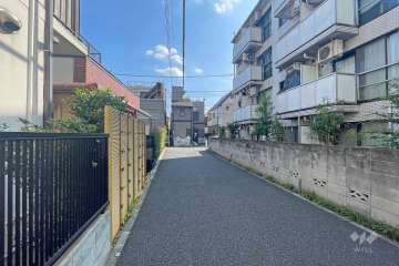 敷地東側の前面道路（北側から）
