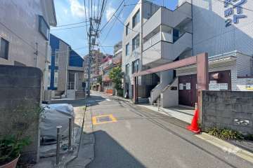 敷地南側の前面道路（東側から）