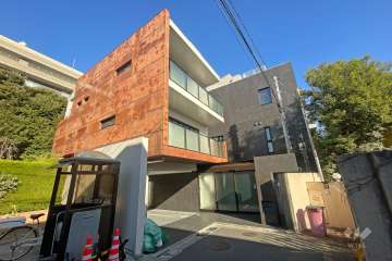 コマザワアパートメントの外観（南西側から）