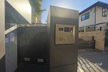 エントランスはオートロック付きです。