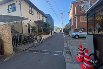 敷地南側の前面道路（東側から）