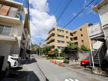 敷地西側の前面道路