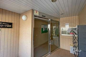 エントランスはオートロック付きです。