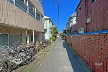 敷地東側の前面道路（南側から）