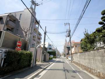 敷地北側の前面道路（東側から）