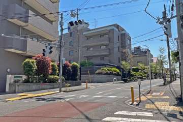 敷地の南西側前面道路(西側から)