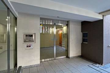 エントランスはオートロック付きです。