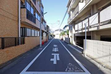 敷地東側の前面道路（南側から）