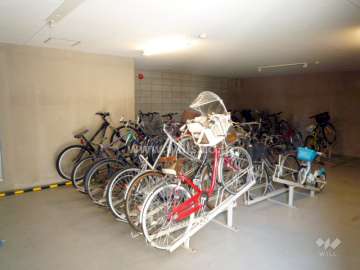 屋内にある駐輪場