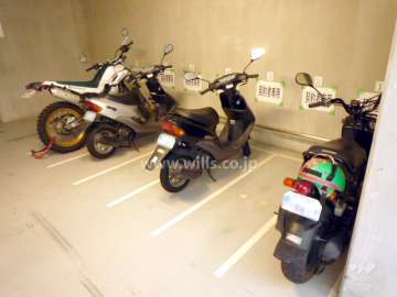 屋内にあるバイク置場