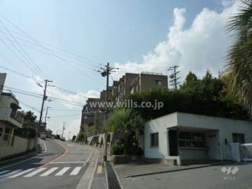 高台に立地し、敷地北側は『兵庫県警察学校』に隣接しています。