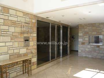 壁面のタイルが印象的なエントランスホール（オートロック・宅配ボックス付き）