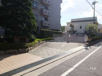 地階にある駐車場へのアプローチ