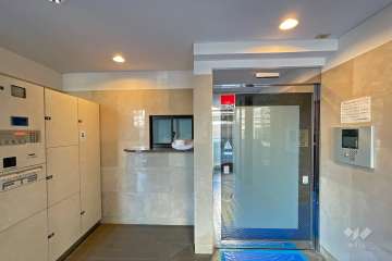 エントランスはオートロック付きです。