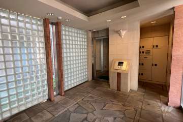 エントランはオートロック付きです。