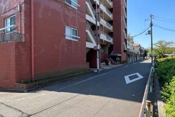 敷地北側の前面道路　