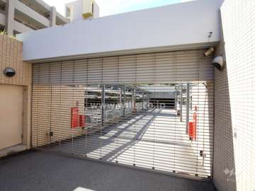 駐車場の出入り口はリングシャッター付きです。