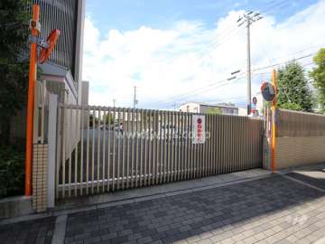 敷地北側の駐車場の出入り口（ゲート付き）