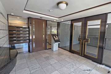 エントランスはオートロック付きです。