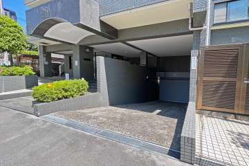 敷地内駐車場（屋内平面式）への出入り口