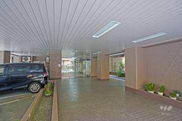 エントランスと敷地内駐車場（屋外平面式）