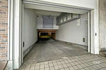 地階にある駐車場の出入り口