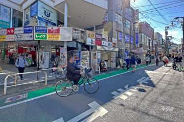 敷地の西側の前面道路は農大通りです（北側から）。