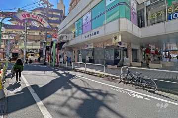 敷地東側の前面道路は経堂本町通りです（南側）