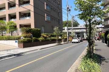 敷地東側の前面道路（南側から）