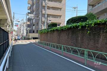 敷地北側の前面道路（西側から）