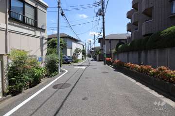敷地北西側の前面道路（南西側から）