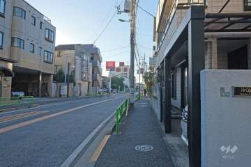 敷地南側の前面道路は弦巻通りです(東側から)。