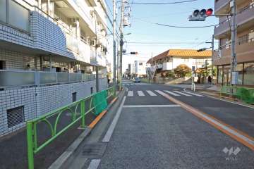 前面道路を東側に進むと『サミットストア 弦巻通り店』があります。