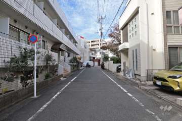 敷地北東側の前面道路（南東側から）