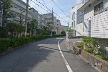 敷地南側の前面道路（東側から）