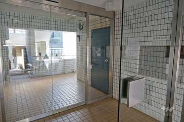 エントランスはオートロック付きです。