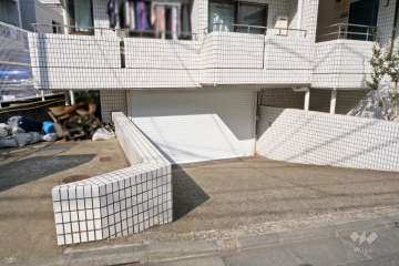 駐車場出入口（シャッター付き）