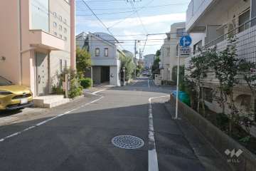 敷地北東側の前面道路（北西側から）