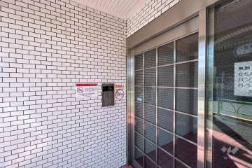 エントランスはオートロック付きです。