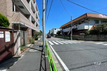 敷地南側前面道路は弦巻通りです（西側から）。