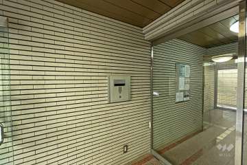 エントランスはオートロック付きです。