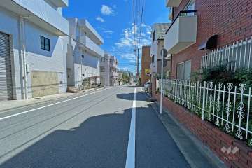 敷地東側の前面道路（北側から）