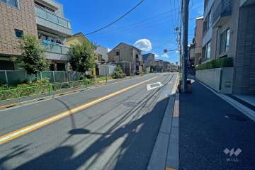 敷地東側の前面道路（北西側から）