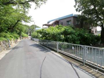 敷地北西側の前面道路（南西側から）