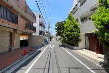敷地の南西側前面道路（南東側から）