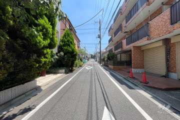 敷地の南西側前面道路（北西側から）