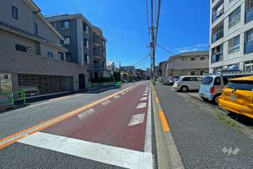 敷地南側の前面道路（東側から）