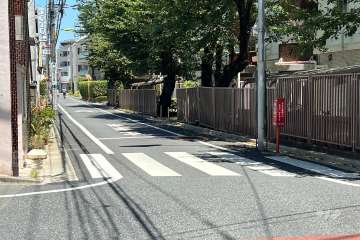 敷地の北西側前面道路(南西側から)