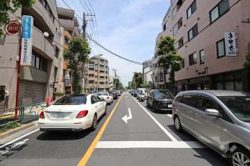 敷地北側の前面道路（西側から）