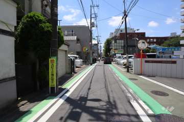 敷地東側の前面道路（北側から）